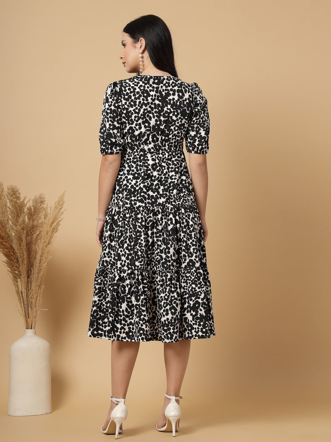 Tiered to perfection, this tier midi dress features a comfortable elasticated waist that creates a flawless fit-and-flare silhouette. Dress it up or down for effortless style.
This elegant tier dress effortlessly defines your shape, creating a feminine silhouette that's perfect for any occasion.