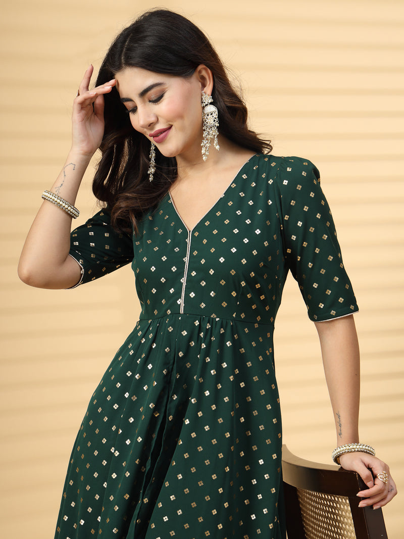 Our green color formal dress for women is a trendy outfit which will make head turned! This formal wear is budget friendly &amp; well suited for a festive gathering with your loving ones. This semi formal attire in-cooperates a high low pattern with double layers at front and a zip closure at back for easy slip in. This is definitely going to be one of your new look dresses !&nbsp;