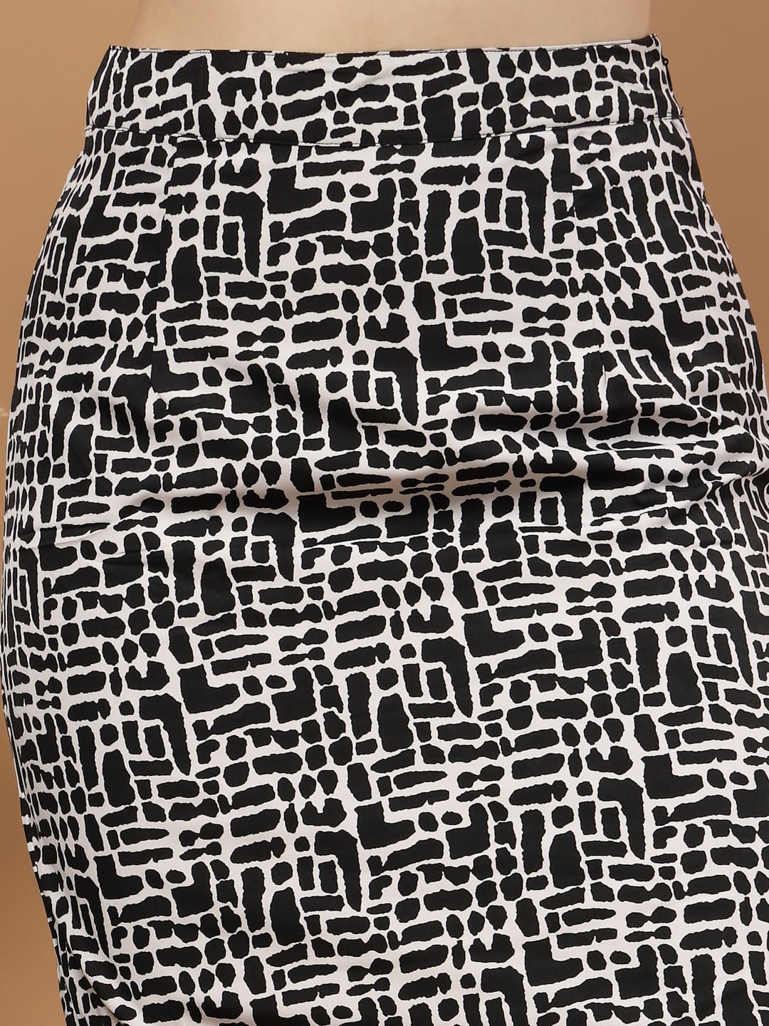 Black and white abstract printed women’s co-ord set featuring a blouson crop top paired with a straight skirt that has a stylish slit, perfect for a chic and modern look. Close up of skirt