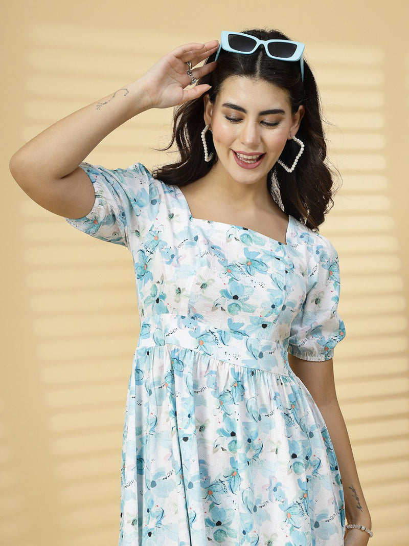 Stay cool and stylish in this charming casual summer dress. A white base with a delightful print, a flattering square neck, and a comfortable empire waist define its easygoing appeal.
Puff sleeves add a touch of whimsy, while a back zip provides a tailored finish.