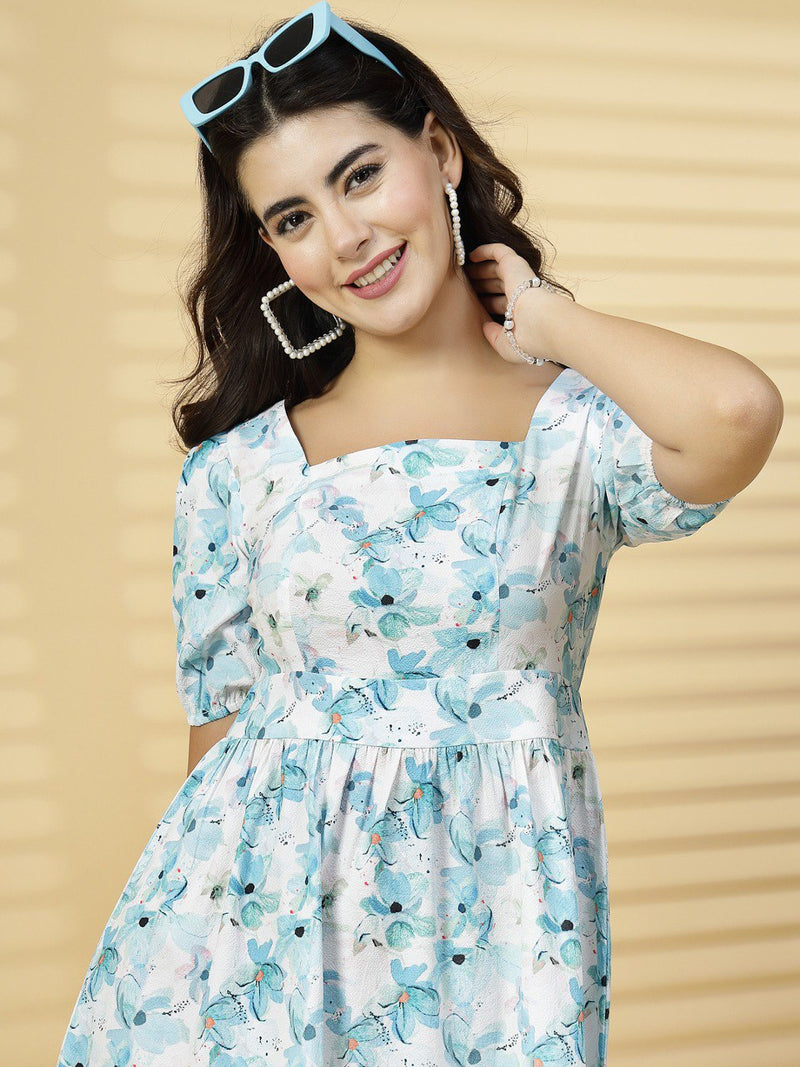 Stay cool and stylish in this charming casual summer dress. A white base with a delightful print, a flattering square neck, and a comfortable empire waist define its easygoing appeal.
Puff sleeves add a touch of whimsy, while a back zip provides a tailored finish.