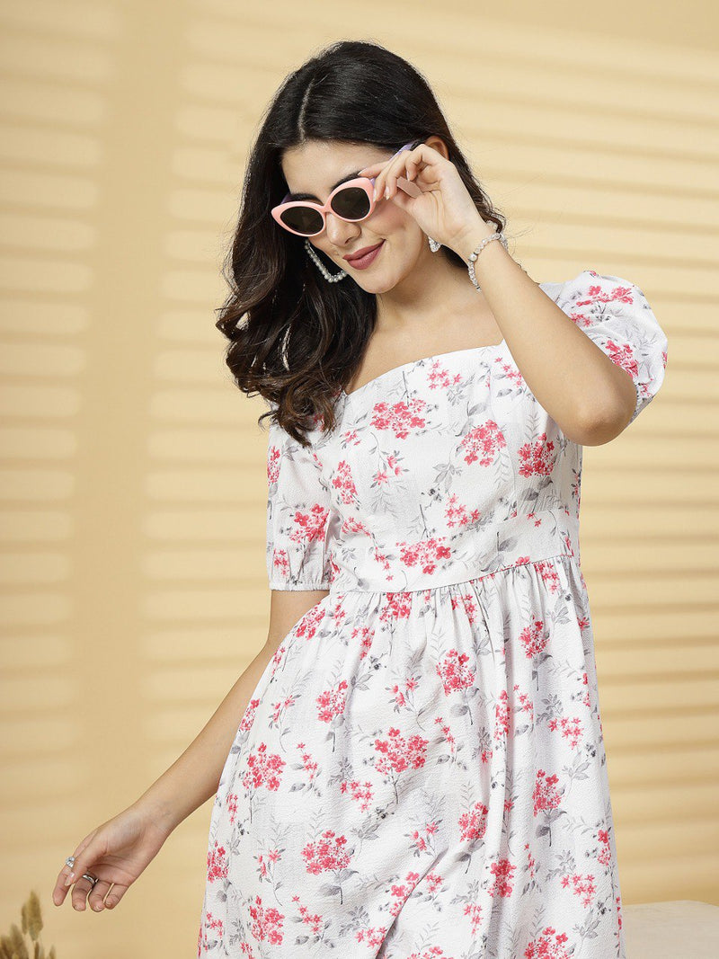 Stay cool and stylish in this charming casual summer dress. A white base with a delightful print, a flattering square neck, and a comfortable empire waist define its easygoing appeal.
Puff sleeves add a touch of whimsy, while a back zip provides a tailored finish.