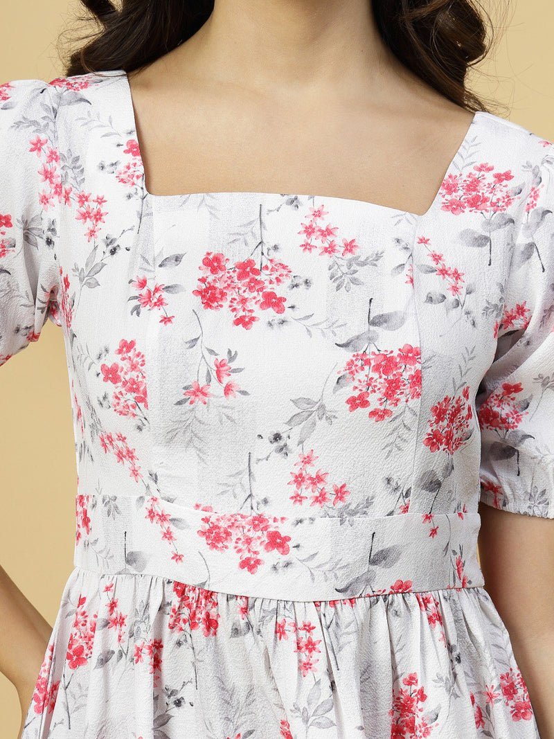 Stay cool and stylish in this charming casual summer dress. A white base with a delightful print, a flattering square neck, and a comfortable empire waist define its easygoing appeal.
Puff sleeves add a touch of whimsy, while a back zip provides a tailored finish.