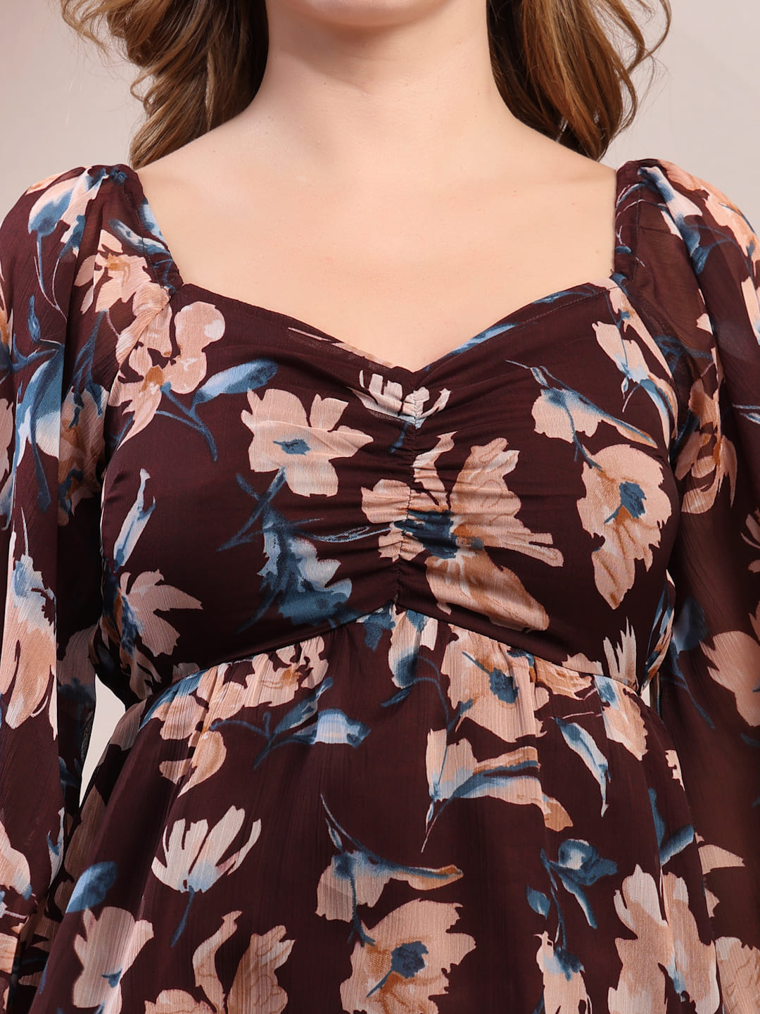 Raassio women brown floral top stylish casual summer outfit- close up