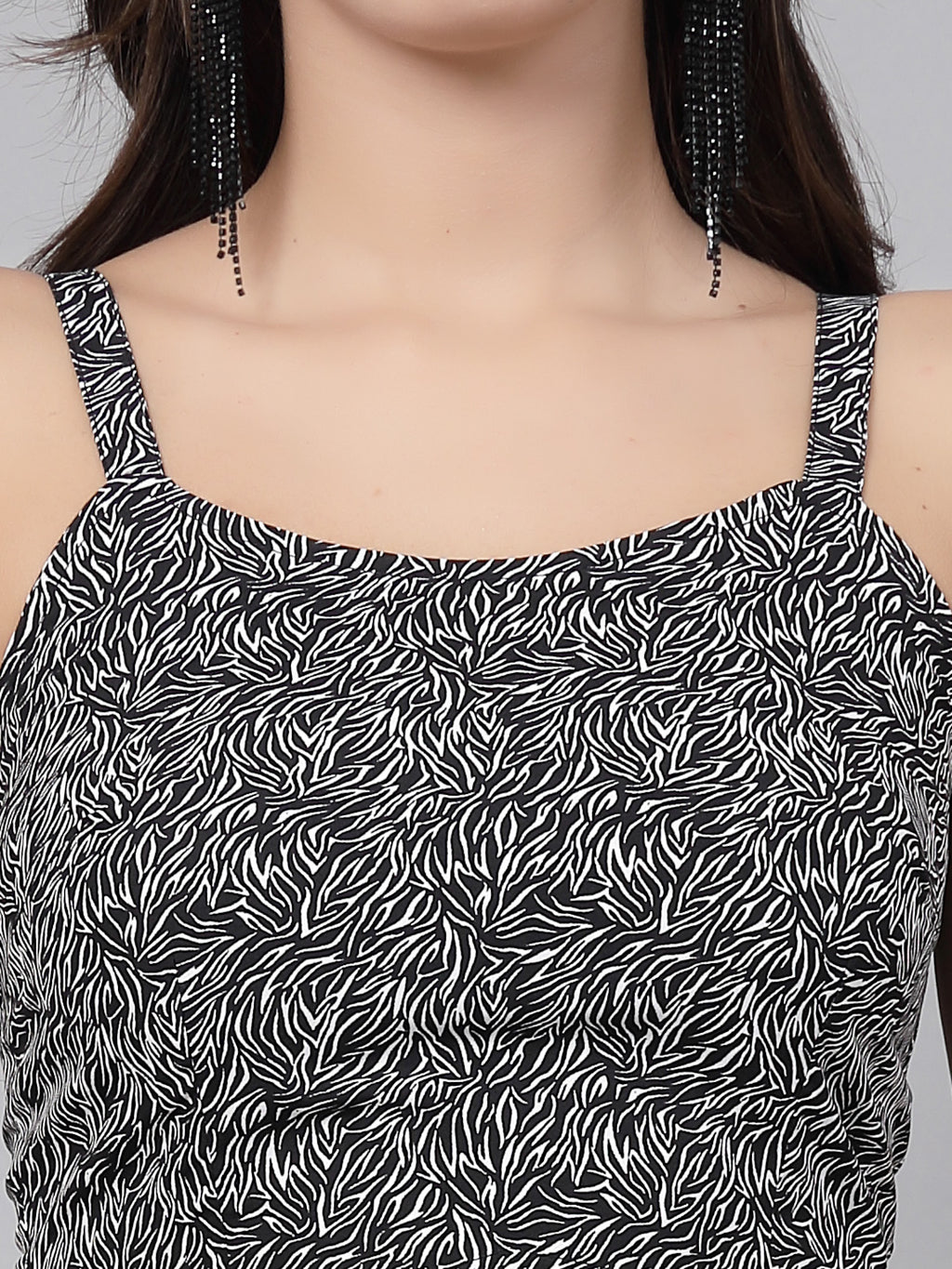     This stunning and playful black print jumpsuit for women & girls with a stylish cut at the waist is what your wardrobe just needs ! Complete your look with a pair of heels and a sling.   Colour : Black  Print : All over Print  Material : Crepe  Sleeve : Sleeveless  Zip Closure at Back   