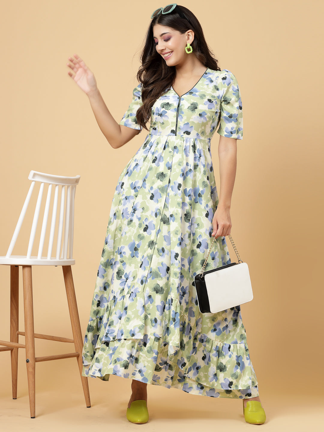 High Low Traditional Maxi Dresses Green in a beautiful floral print to add freshness in your wardrobe.  Tailored With Short Sleeve & 'V' Neck, has a high low double layer pattern at front.  Finished with a zip Closure at back for easy slip in.