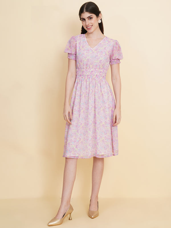 Slay the season in this refreshing purple print ruched waist dress for women. Tailored in a flowy silhouette, the dress features an all over floral print with attached lining and ruched detail on the waist.