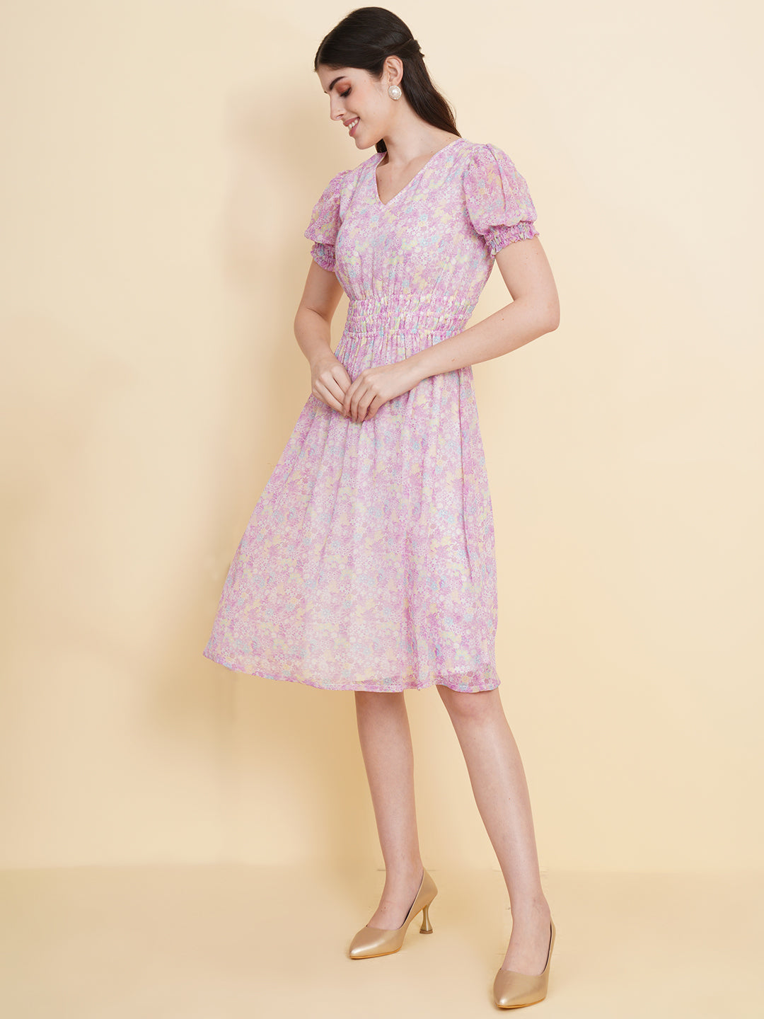 Slay the season in this refreshing purple print ruched waist dress for women. Tailored in a flowy silhouette, the dress features an all over floral print with attached lining and ruched detail on the waist.