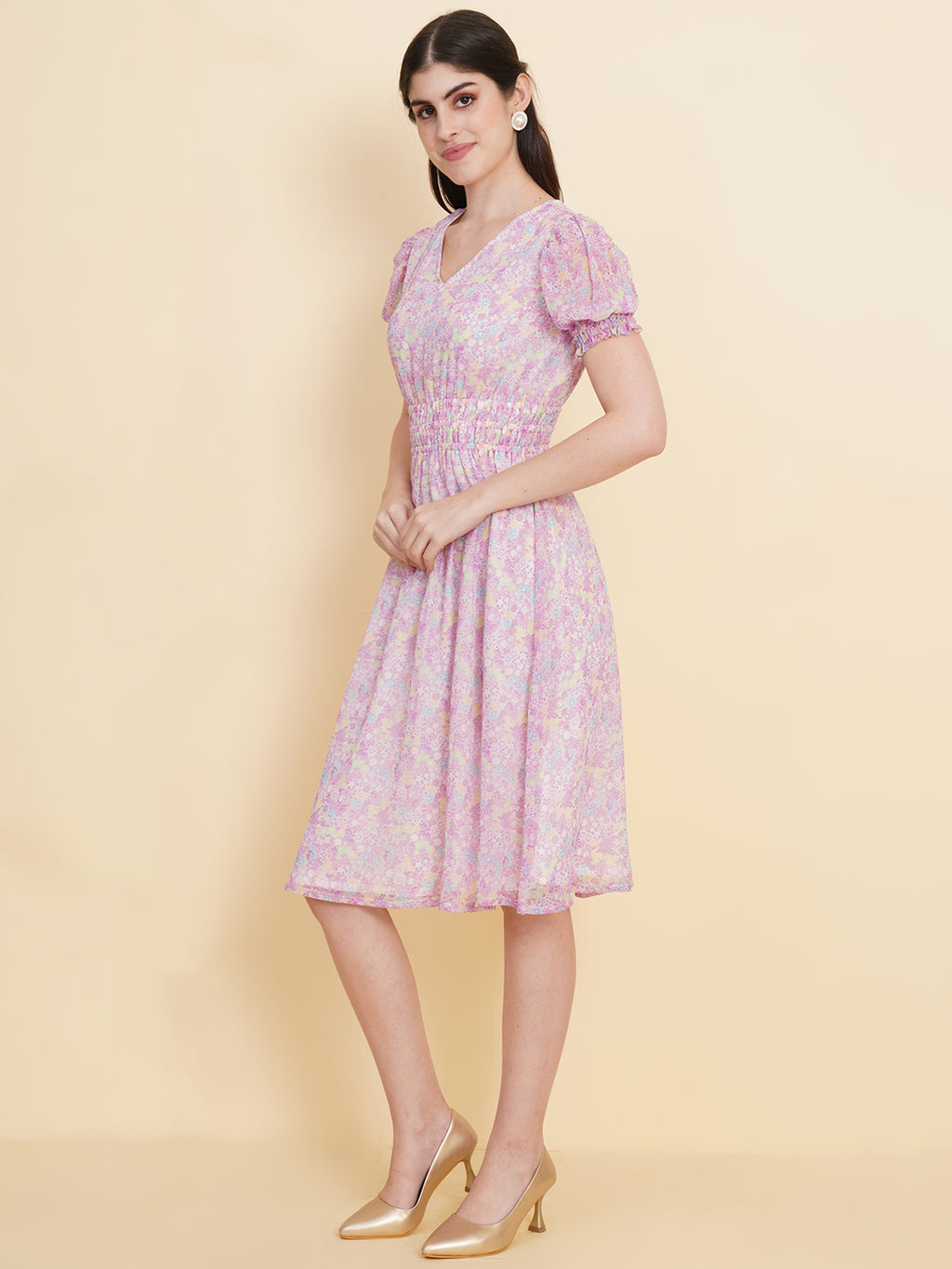 Slay the season in this refreshing purple print ruched waist dress for women. Tailored in a flowy silhouette, the dress features an all over floral print with attached lining and ruched detail on the waist.