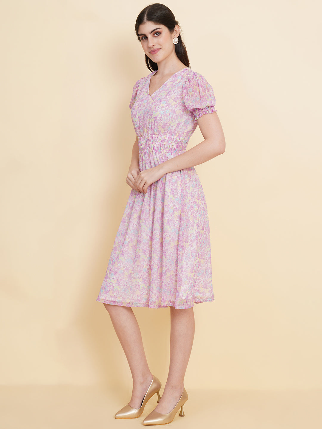 Slay the season in this refreshing purple print ruched waist dress for women. Tailored in a flowy silhouette, the dress features an all over floral print with attached lining and ruched detail on the waist.