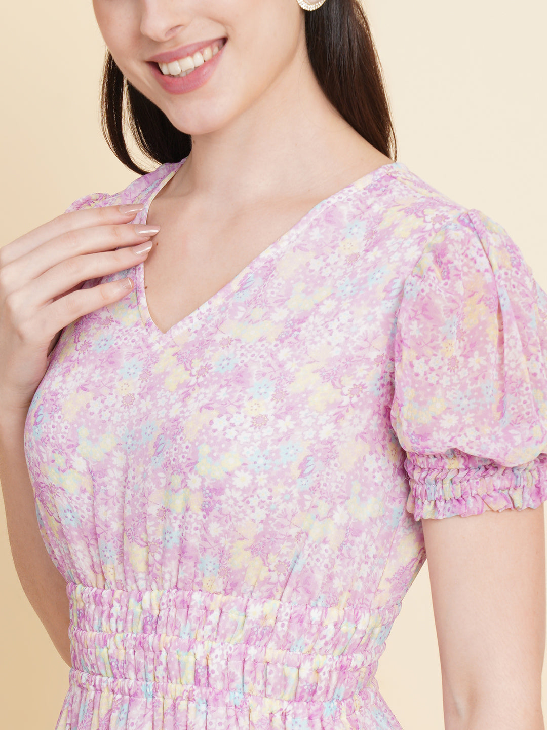 Slay the season in this refreshing purple print ruched waist dress for women. Tailored in a flowy silhouette, the dress features an all over floral print with attached lining and ruched detail on the waist.