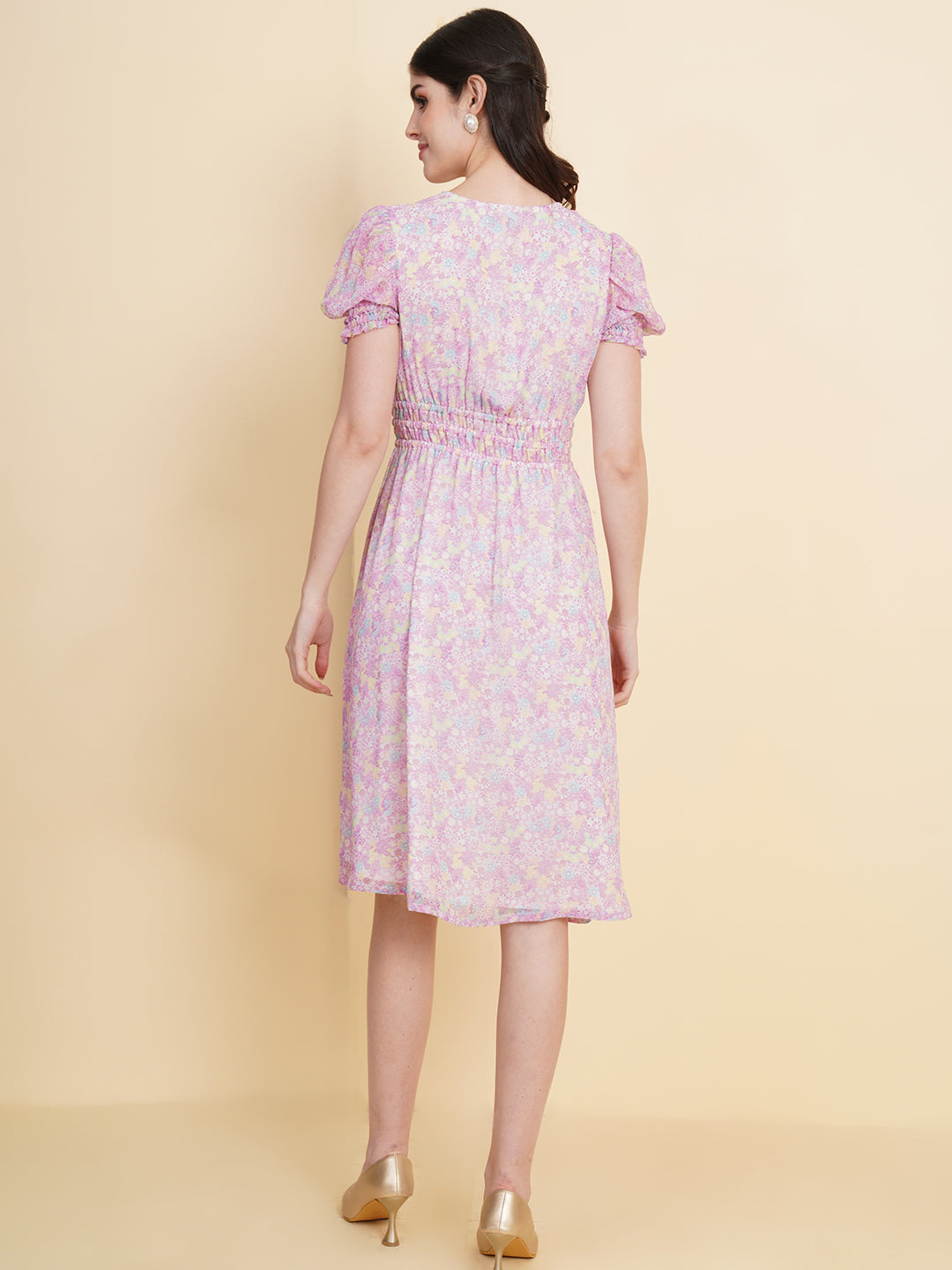 Slay the season in this refreshing purple print ruched waist dress for women. Tailored in a flowy silhouette, the dress features an all over floral print with attached lining and ruched detail on the waist.