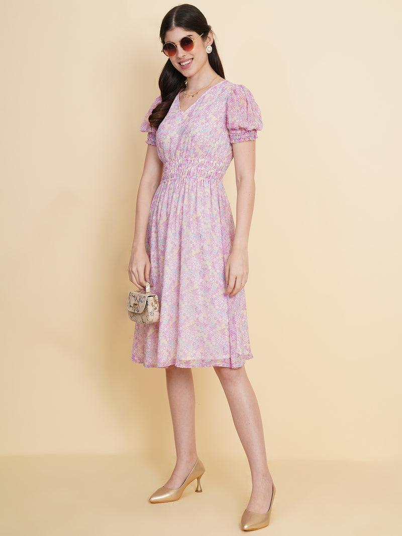 Slay the season in this refreshing purple print ruched waist dress for women. Tailored in a flowy silhouette, the dress features an all over floral print with attached lining and ruched detail on the waist.