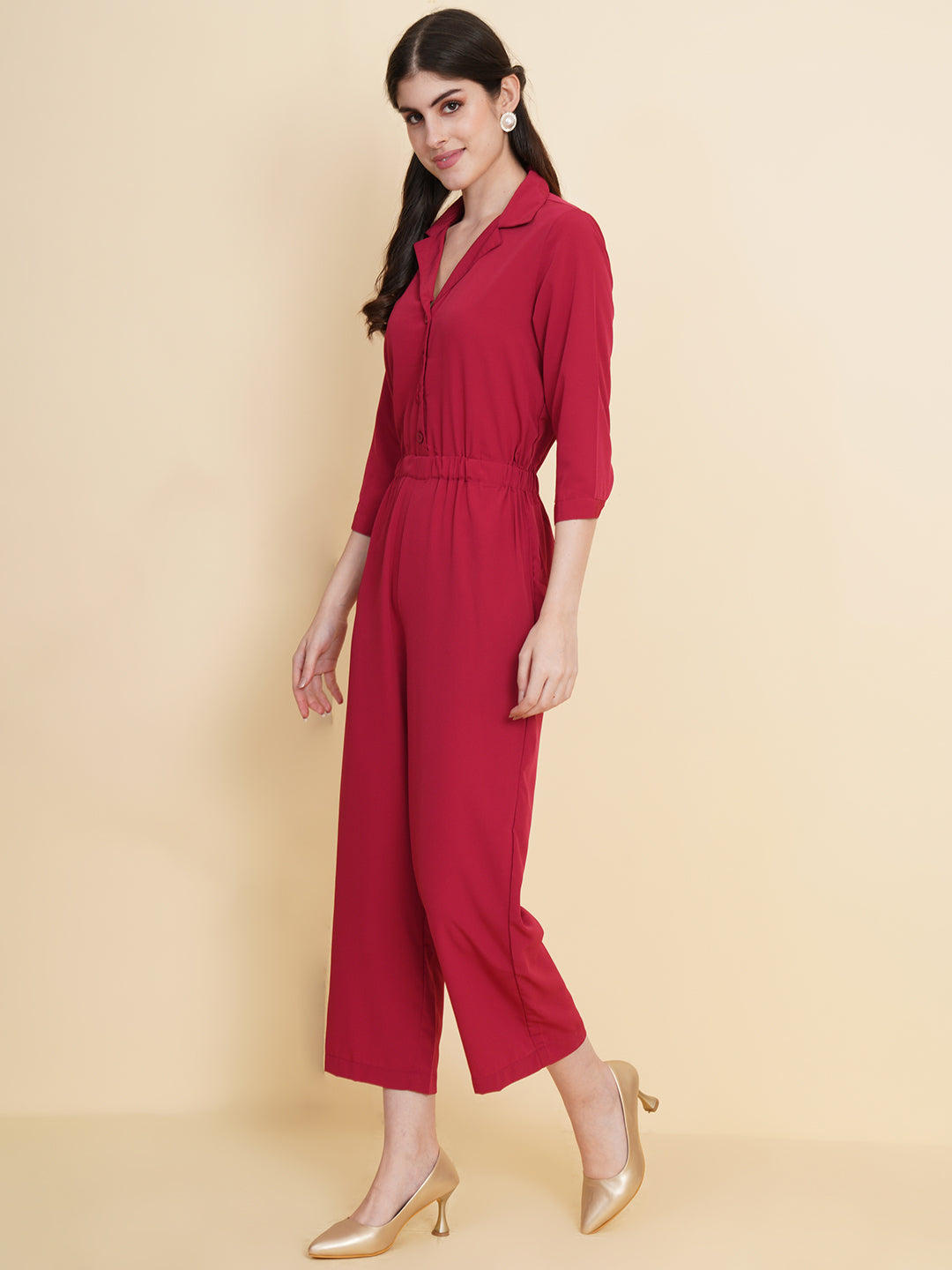 Get ready to make a bold statement with our black formal jumpsuit for women! Tailored in crepe, it features a coat collar with front buttoning and elasticated waist and two side pockets to slip in your essentials. This elegant piece combines sleekness and sophistication, perfect for official and casual wear.
