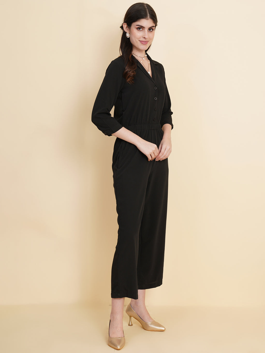 Get ready to make a bold statement with our black formal jumpsuit for women! Tailored in crepe, it features a coat collar with front buttoning and elasticated waist and two side pockets to slip in your essentials. This elegant piece combines sleekness and sophistication, perfect for official and casual wear.