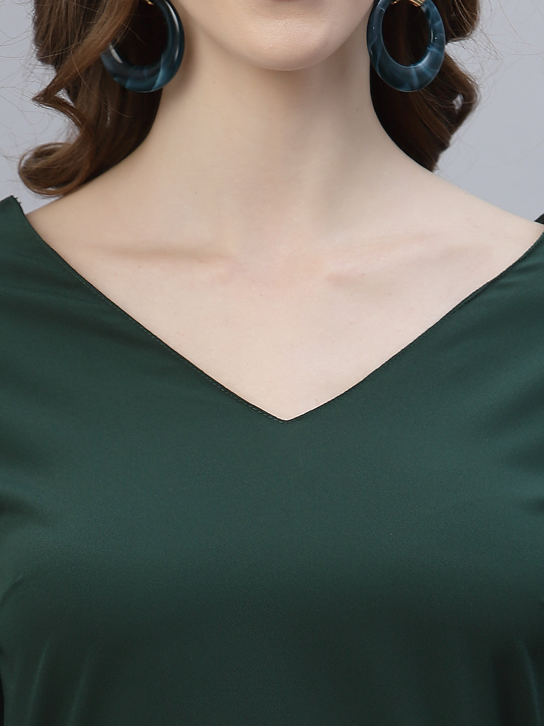 uched bodycon dress in crepe available in 3 different colours. Crafted in a self-design fabric, it features a ruched detail on the side, a V neck and a zip closure.