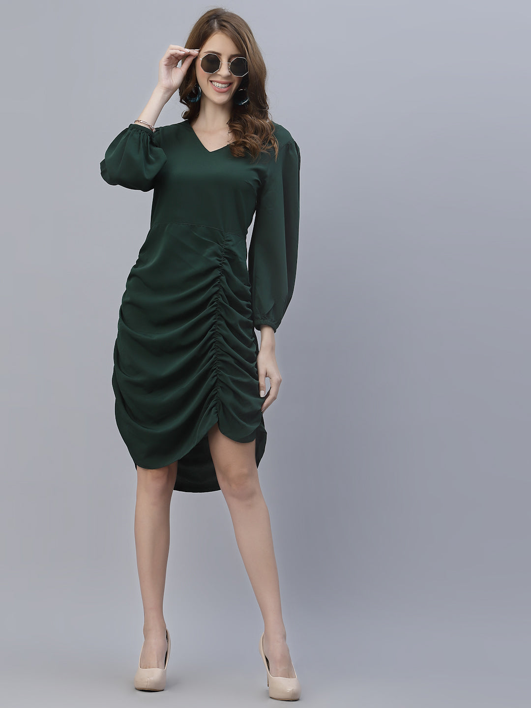 Ruched bodycon dress in crepe available in 3 different colours. Crafted in a self-design fabric, it features a ruched detail on the side, a V neck and a zip closure.