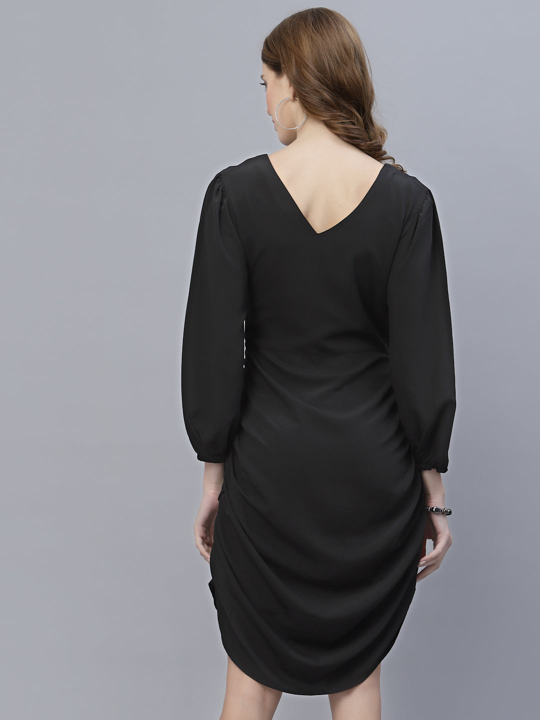 Ruched bodycon dress in crepe available in 3 different colours. Crafted in a self-design fabric, it features a ruched detail on the side, a V neck and a zip closure.