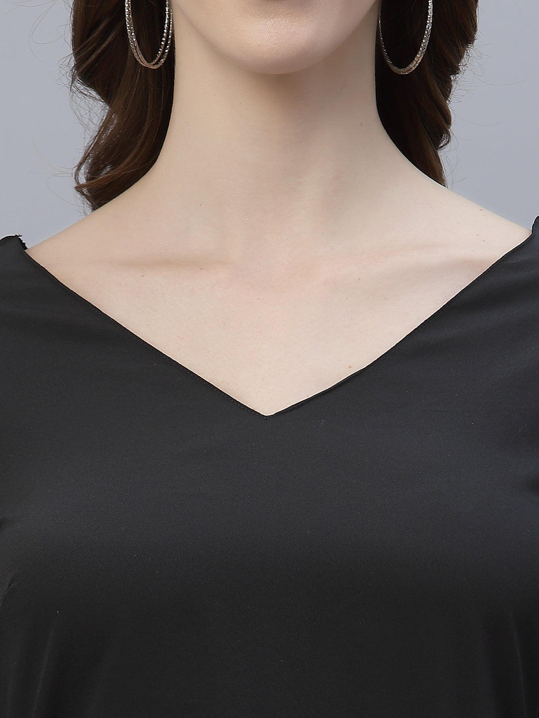 Ruched bodycon dress in crepe available in 3 different colours. Crafted in a self-design fabric, it features a ruched detail on the side, a V neck and a zip closure.