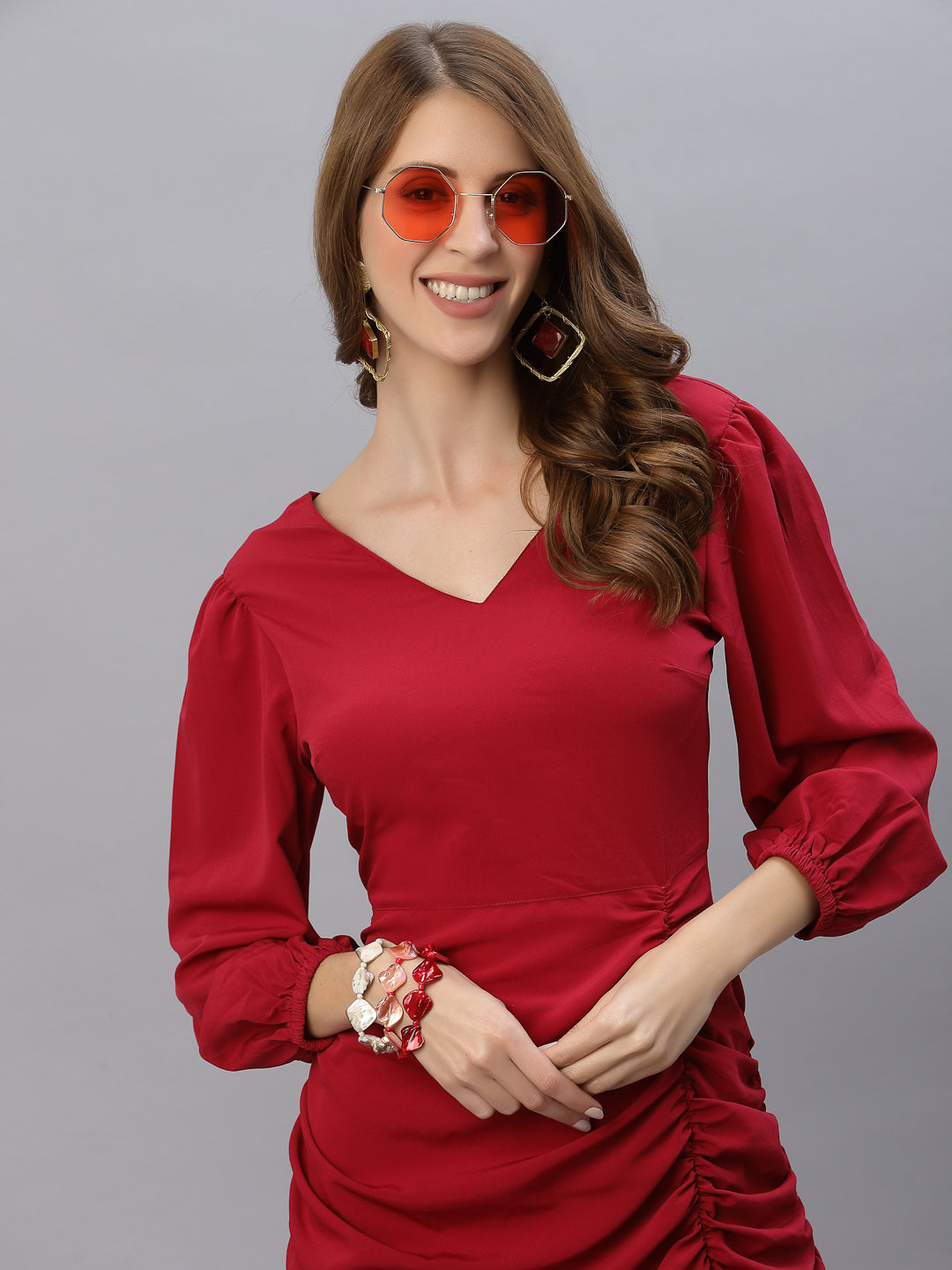Ruched bodycon dress in crepe available in 3 different colours. Crafted in a self-design fabric, it features a ruched detail on the side, a V neck and a zip closure.