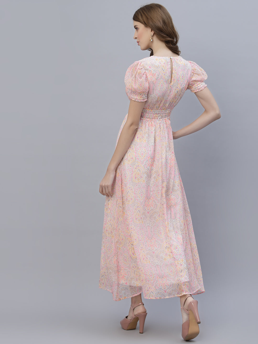 The chiffon maxi dress with a clinched waist and attached lining is a perfect choice for a formal or semi-formal event. The chiffon fabric gives the dress a flowing, elegant look, while the clinched waist adds definition and shape to the body.