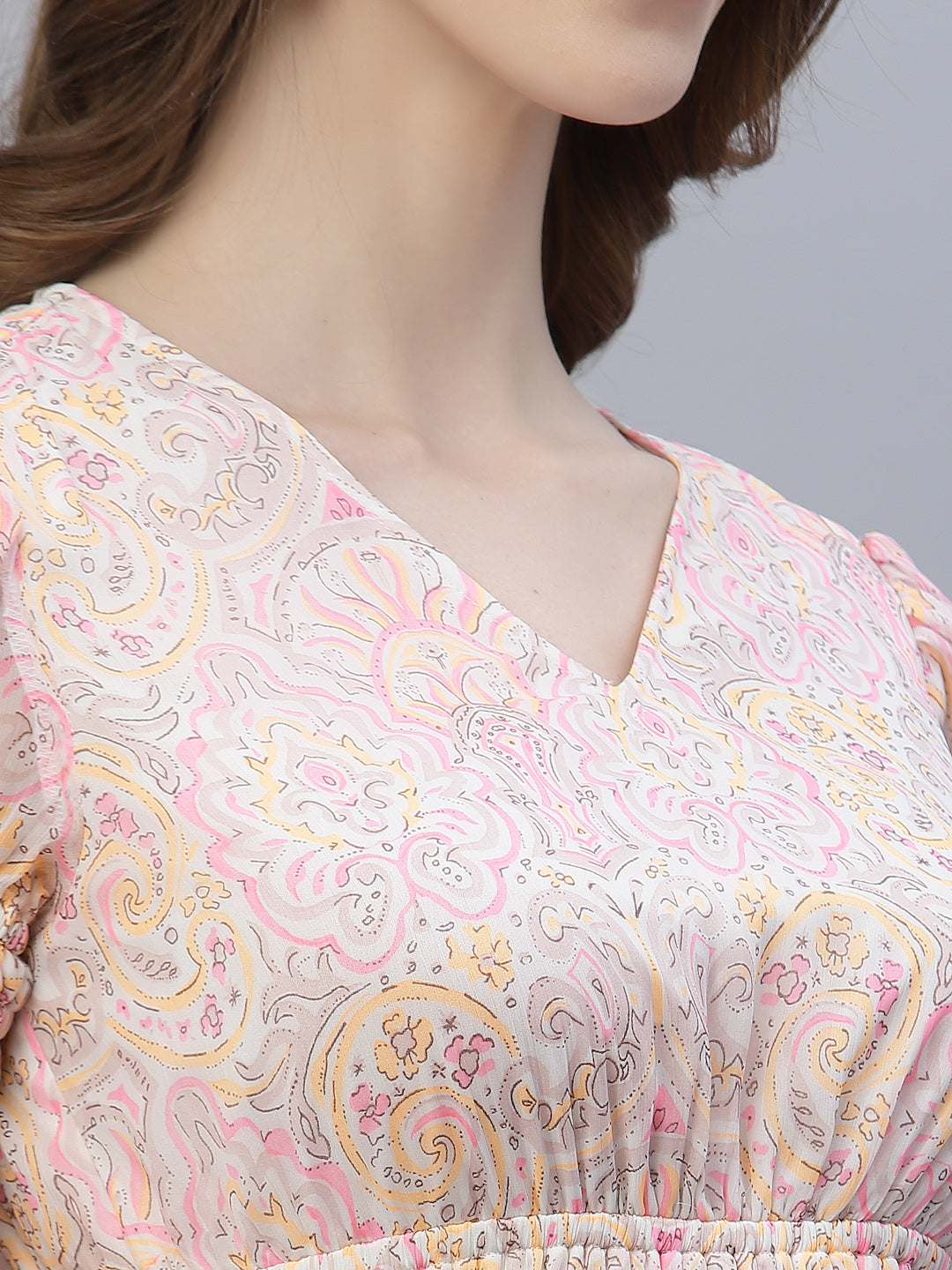 The chiffon maxi dress with a clinched waist and attached lining is a perfect choice for a formal or semi-formal event. The chiffon fabric gives the dress a flowing, elegant look, while the clinched waist adds definition and shape to the body.
