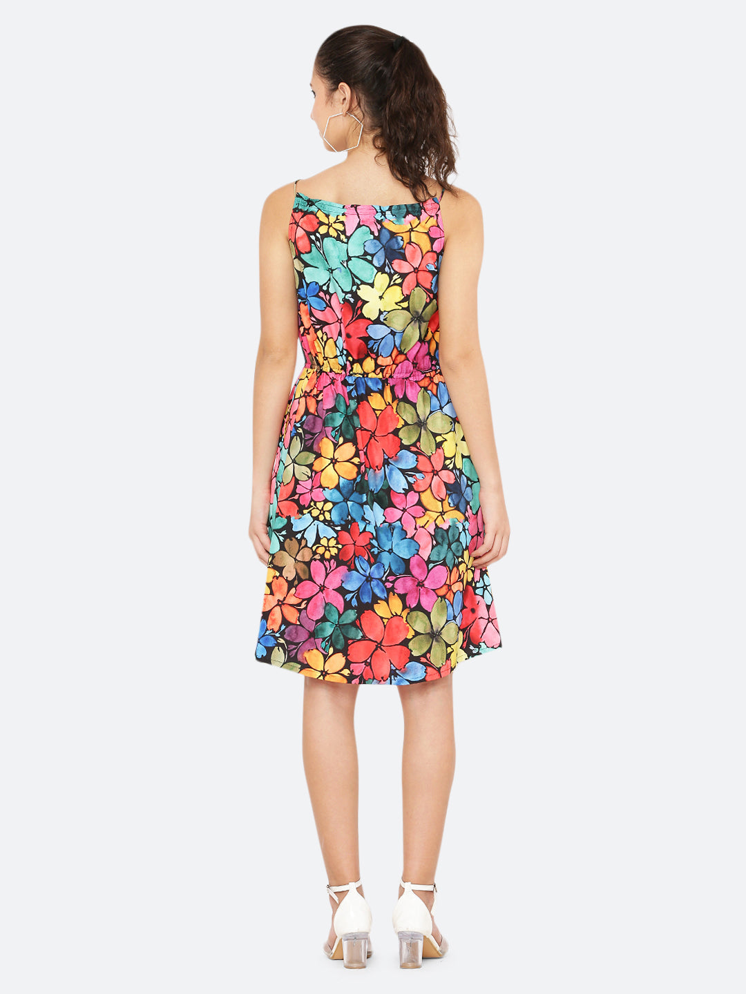 A floral printed halter neck dress with a drawstring waist and side pockets sounds like a stylish and comfortable summer dress. The halter neck style allows for a bit of skin to be shown and the drawstring waist allows for a flattering, adjustable fit. The side pockets add a practical touch and convenience, allowing you to keep small essentials close at hand.